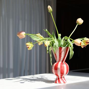 Vase rhombic red