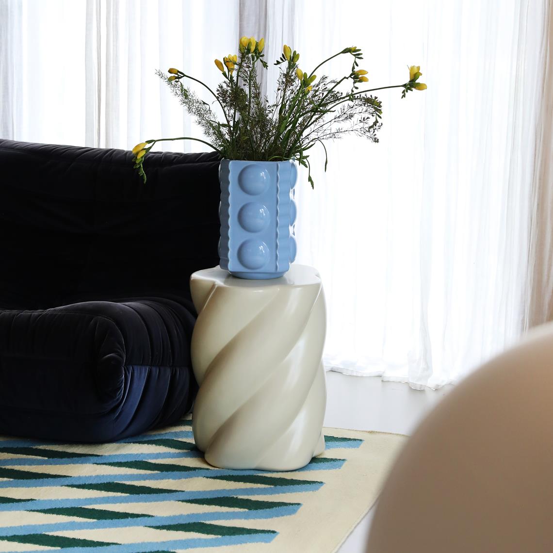 Vase facet powder blue
